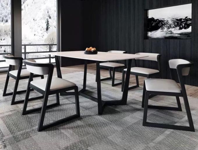 유럽 노인 중국은 가죽 참나무에게 식당 의자를 만들어주었습니다