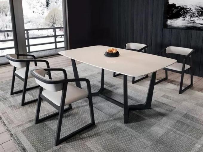 유럽 노인 중국은 가죽 참나무에게 식당 의자를 만들어주었습니다